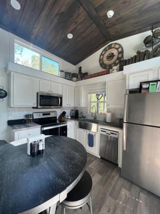 Fox Hollow - Tiny Home With Cypress Creek Access, Park Like Setting Wimberley Buitenkant foto