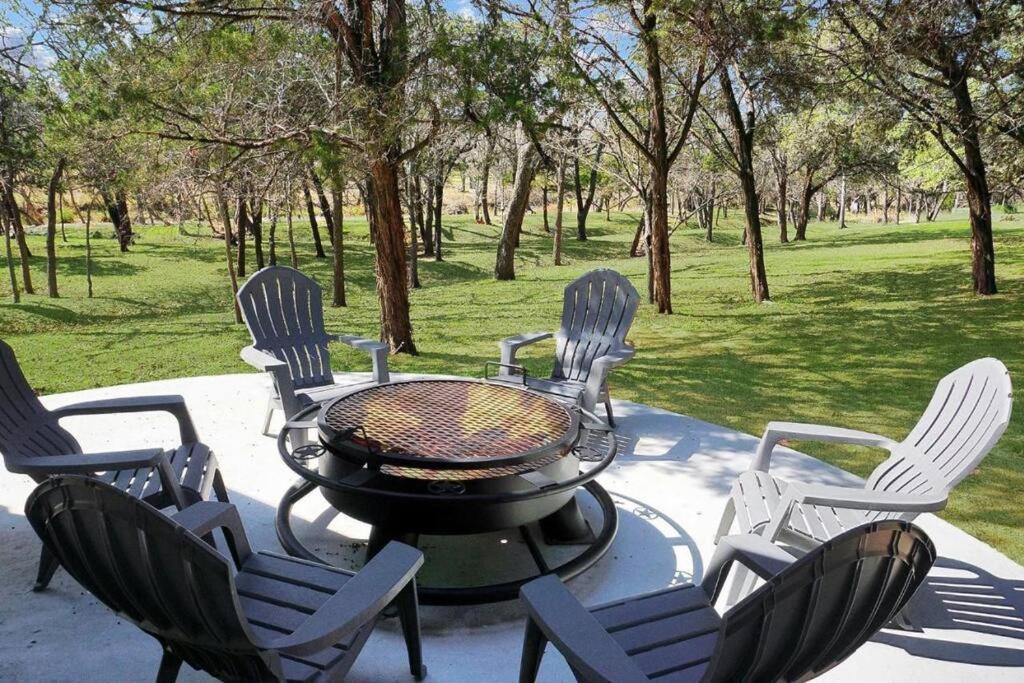Fox Hollow - Tiny Home With Cypress Creek Access, Park Like Setting Wimberley Buitenkant foto